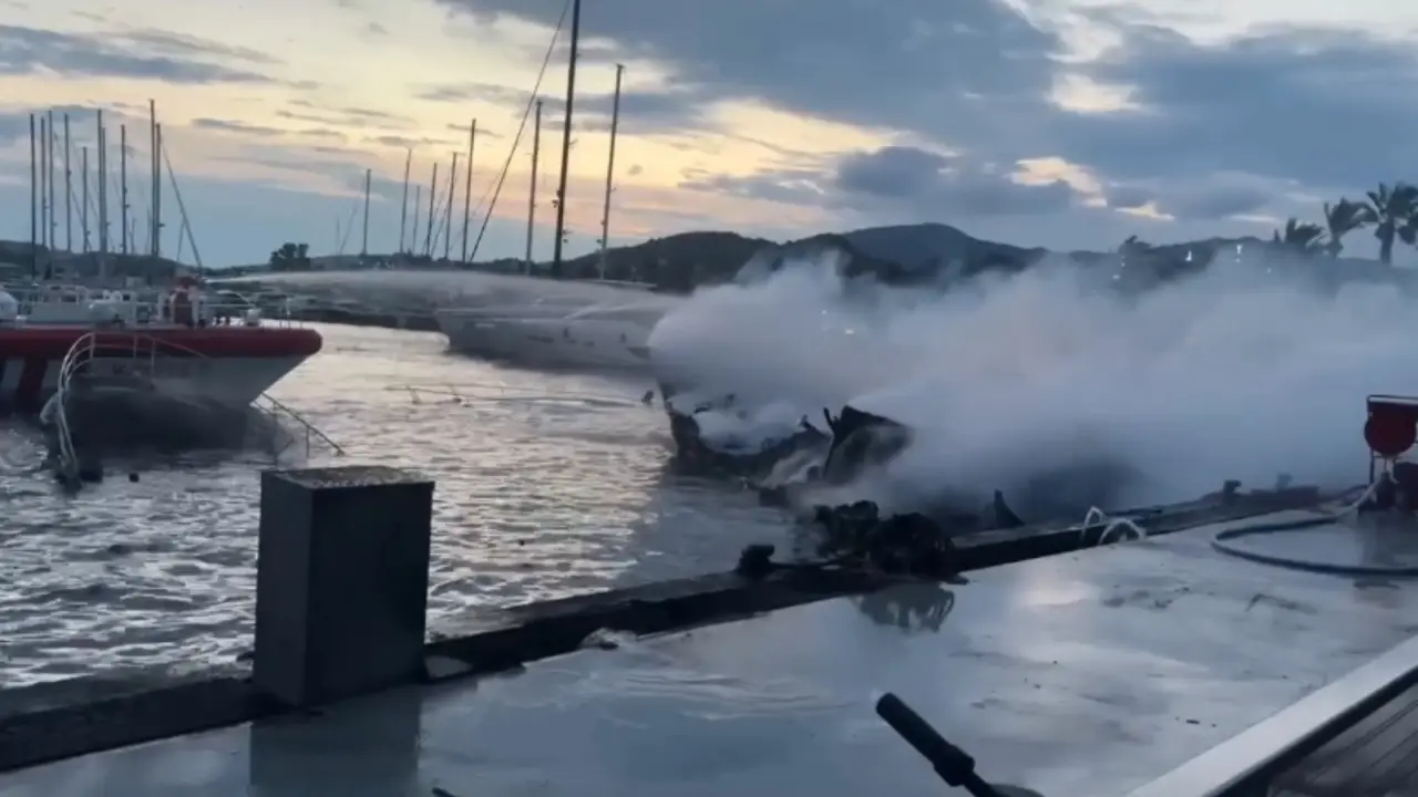 Bodrum Yalıkavak Marina’da dün gece çıkan yangında 6 yat yanarak battı, 7 yat ağır hasar aldı. Patlama sesiyle başlayan yangın paniğe yol açtı.