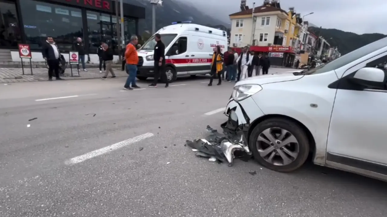 Fethiye Otogar önünde meydana gelen motosiklet kazasında kadın sürücü yaralandı. Kask takması sayesinde kazayı hafif sıyrıklarla atlattı.