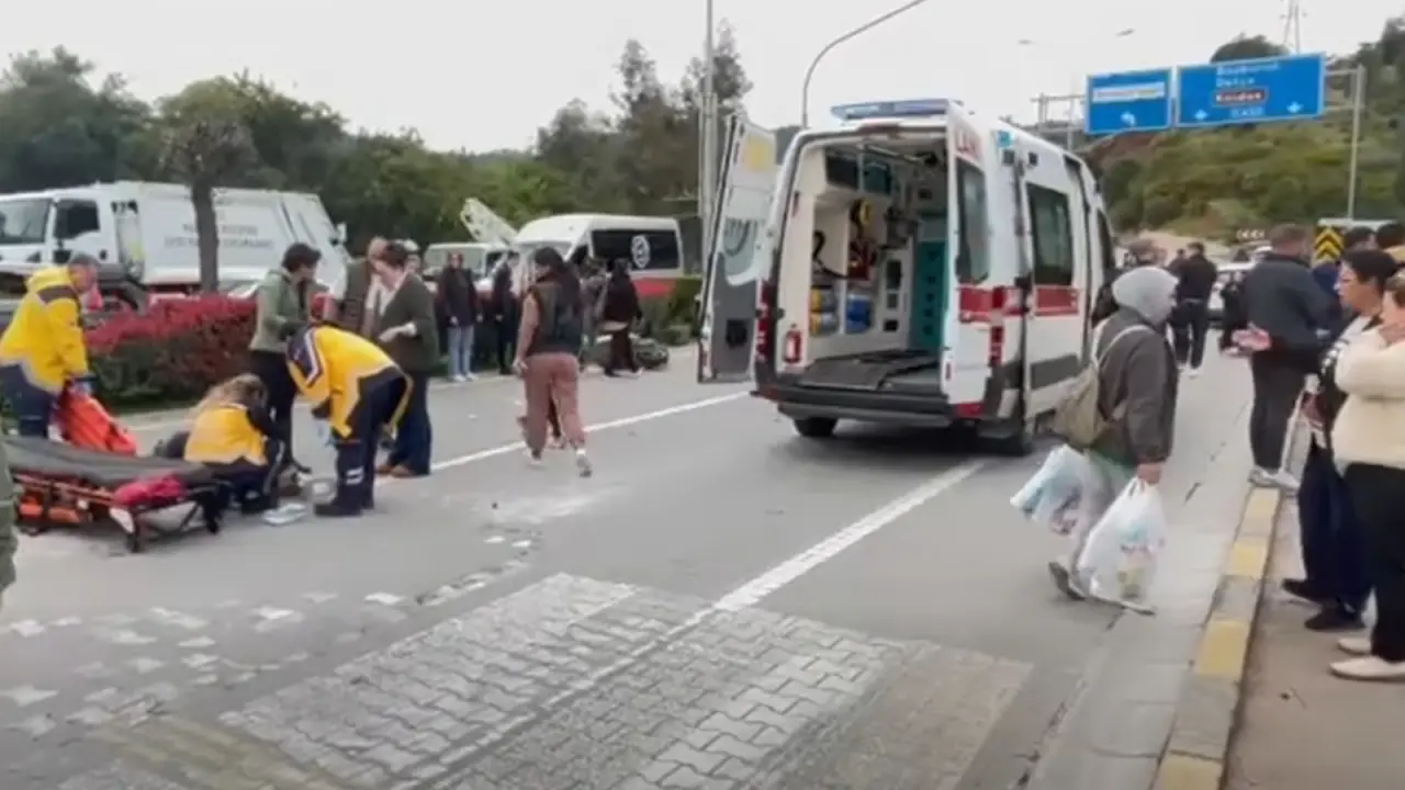 Marmaris'te meydana gelen feci trafik kazasında motosiklet ile otomobil çarpıştı. 1'i ağır 2 kişinin yaralandığı kazanın detayları haberimizde.