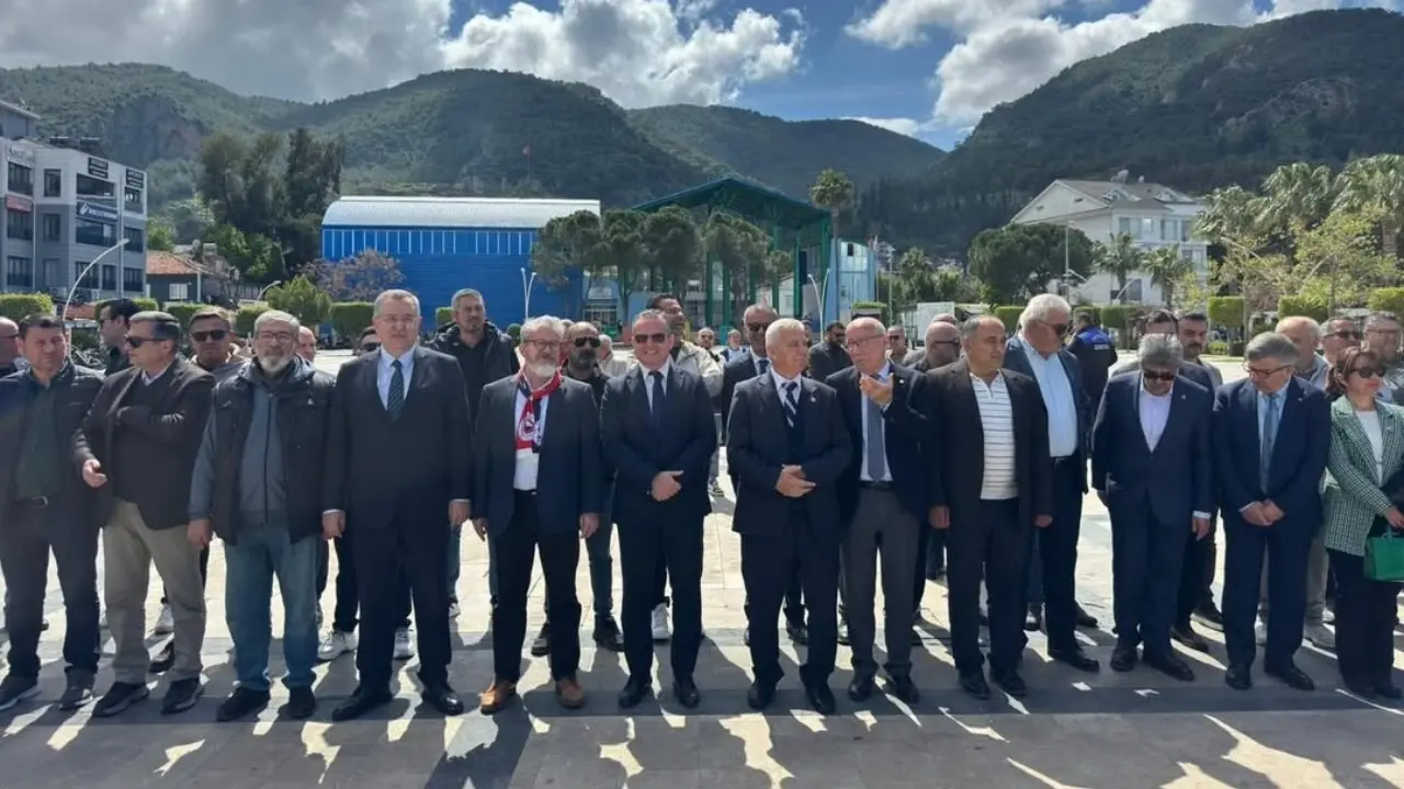 Fethiyespor’un 93. kuruluş yıl dönümü törenine katılan Fethiye Kaymakamı Fatih Akkaya, kulüp yönetimi ve sporcuları tebrik etti.