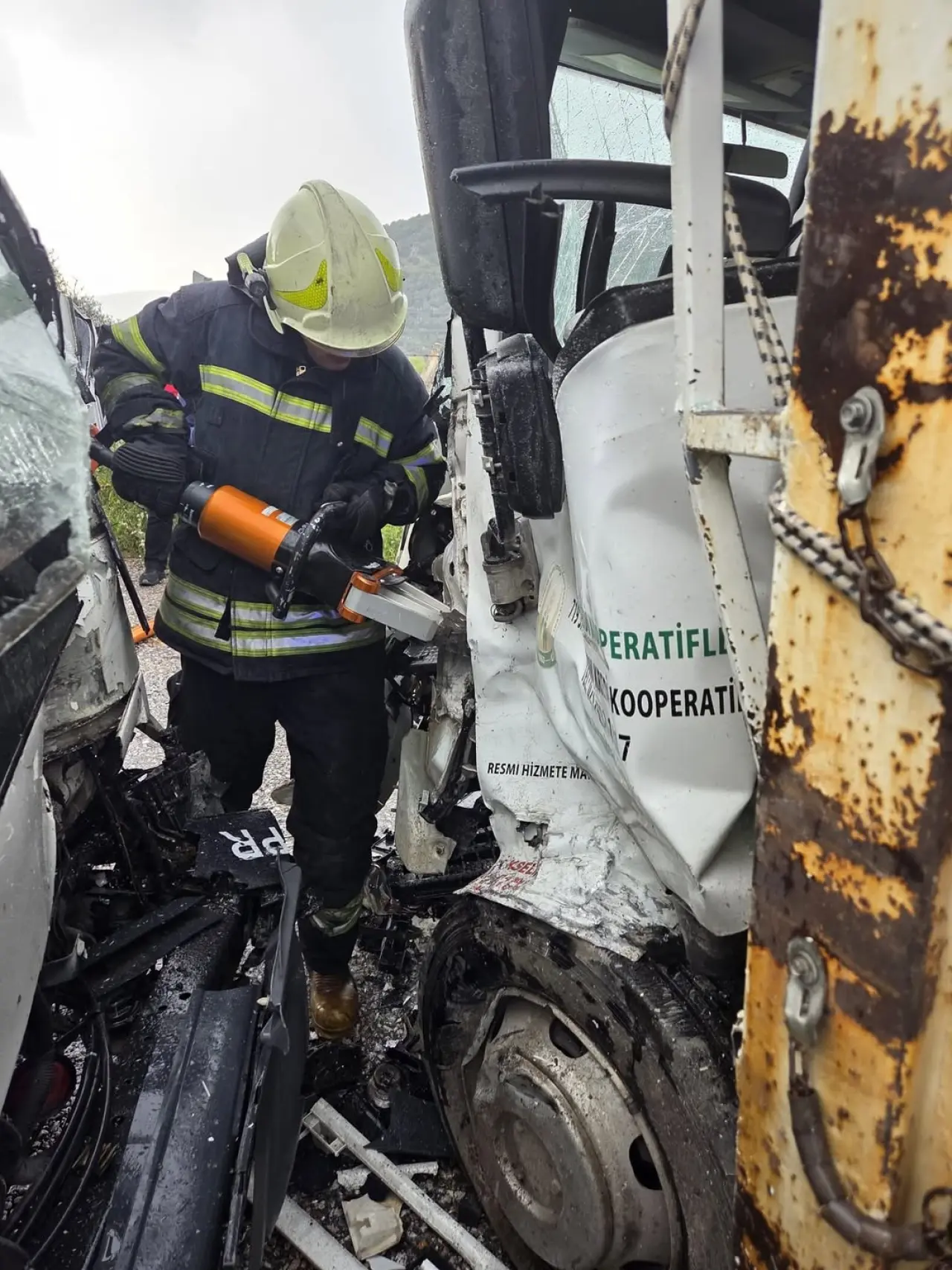 Milas Damlıboğaz Mahallesi’nde iki kamyonetin kafa kafaya çarpıştığı kazada araçlarda sıkışan vatandaşlar itfaiye ekiplerince kurtarıldı.