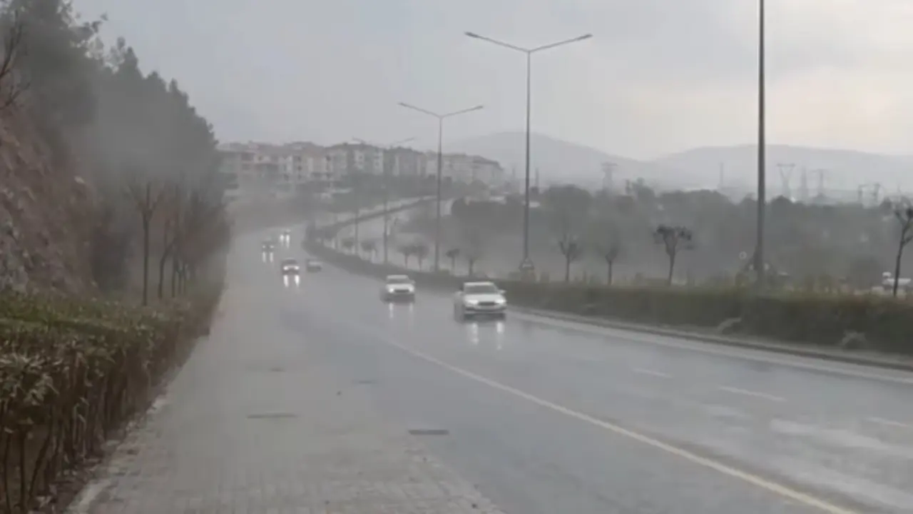 Muğla Menteşe’de akşam saatlerinde etkili olan sağanak ve kısa süreli dolu yağışı hayatı olumsuz etkiledi. Yağışların sürmesi bekleniyor.