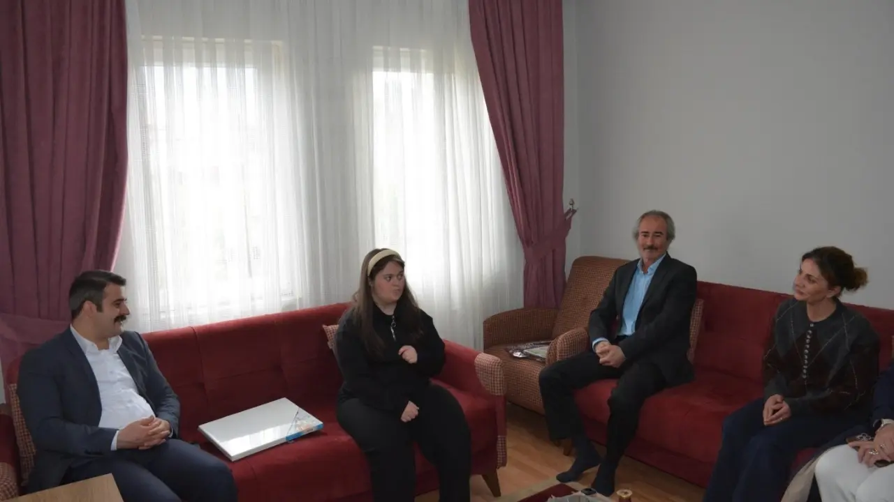 Köyceğiz Kaymakamı Mert Kumcu, Gelişim Mahallesi’nde ikamet eden Elif Miray Aykan ve ailesini evlerinde ziyaret ederek yakından ilgilendi.