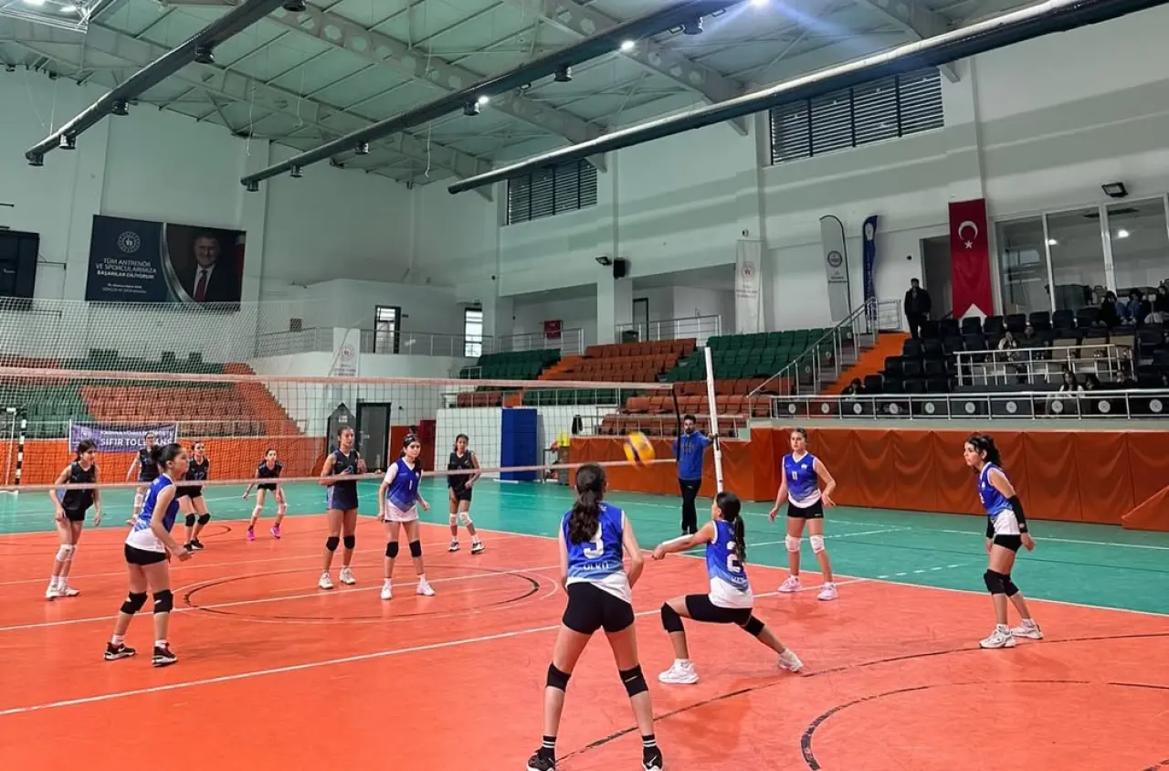 Köyceğiz Göl Spor ile Köyceğiz Gençlik ve Spor Kulübü midi kızlar voleybol hazırlık maçında karşı karşıya geldi. Dostluk kazandı.