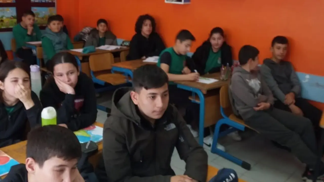 Döğüşbelen İlkokulu ve Ortaokulu öğrencileri, Ulusal Finansal Okuryazarlık Çalışması kapsamında bütçe yönetimi ve tasarruf eğitimi aldı.