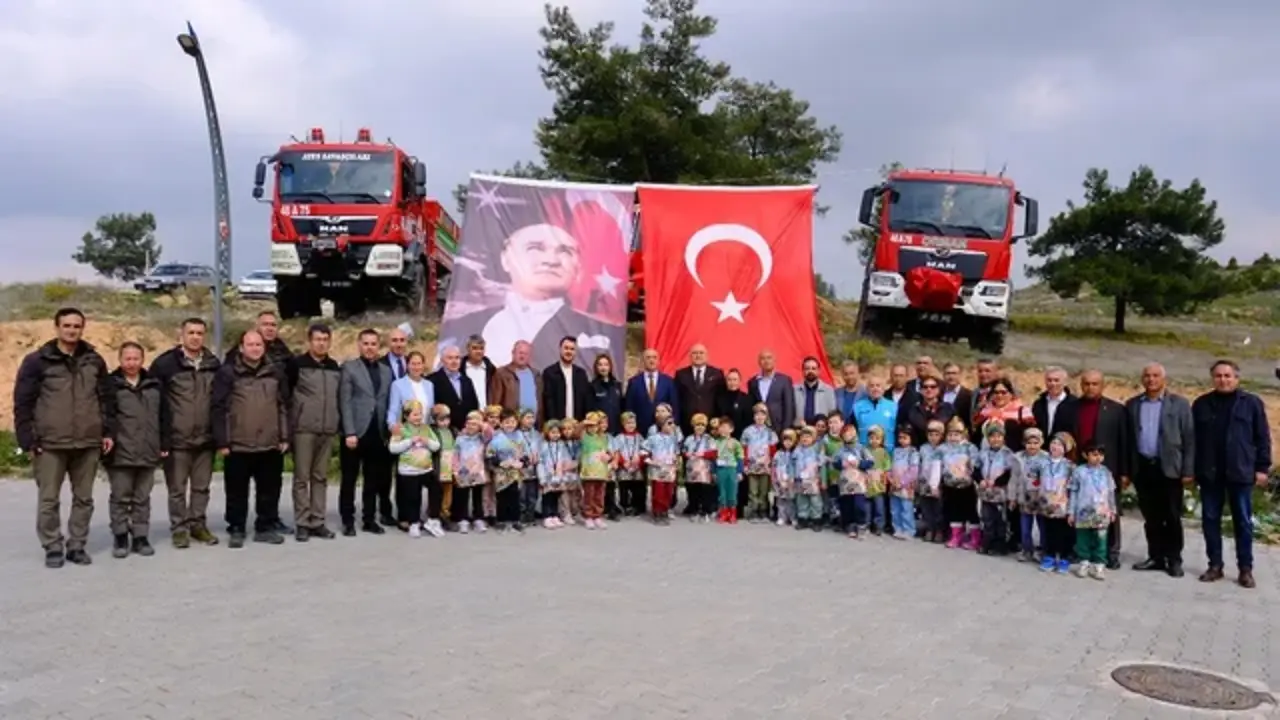 Yatağan Belediye Başkanı Mesut Günay ve ilçe protokolü, Orman Haftası kapsamında düzenlenen etkinlikte fidanları toprakla buluşturdu.