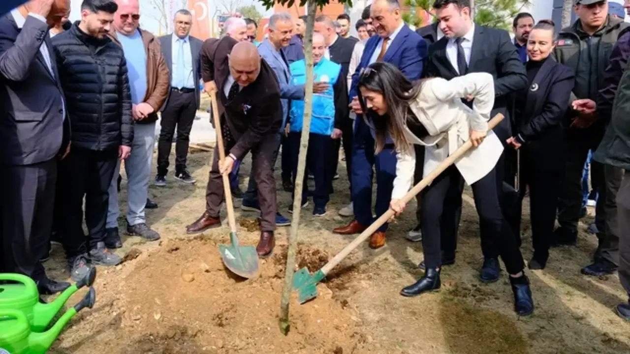 Yatağan Belediye Başkanı Mesut Günay ve ilçe protokolü, Orman Haftası kapsamında düzenlenen etkinlikte fidanları toprakla buluşturdu.