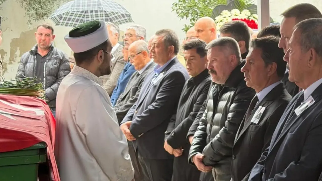 20. Dönem CHP Muğla Milletvekili Avukat Zeki Çakıroğlu, Milas’ta düzenlenen törenlerle son yolculuğuna uğurlandı. Ruhu şad olsun.