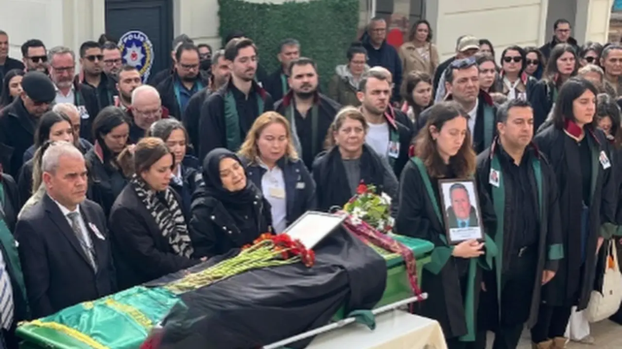 20. Dönem CHP Muğla Milletvekili Avukat Zeki Çakıroğlu, Milas’ta düzenlenen törenlerle son yolculuğuna uğurlandı. Ruhu şad olsun.