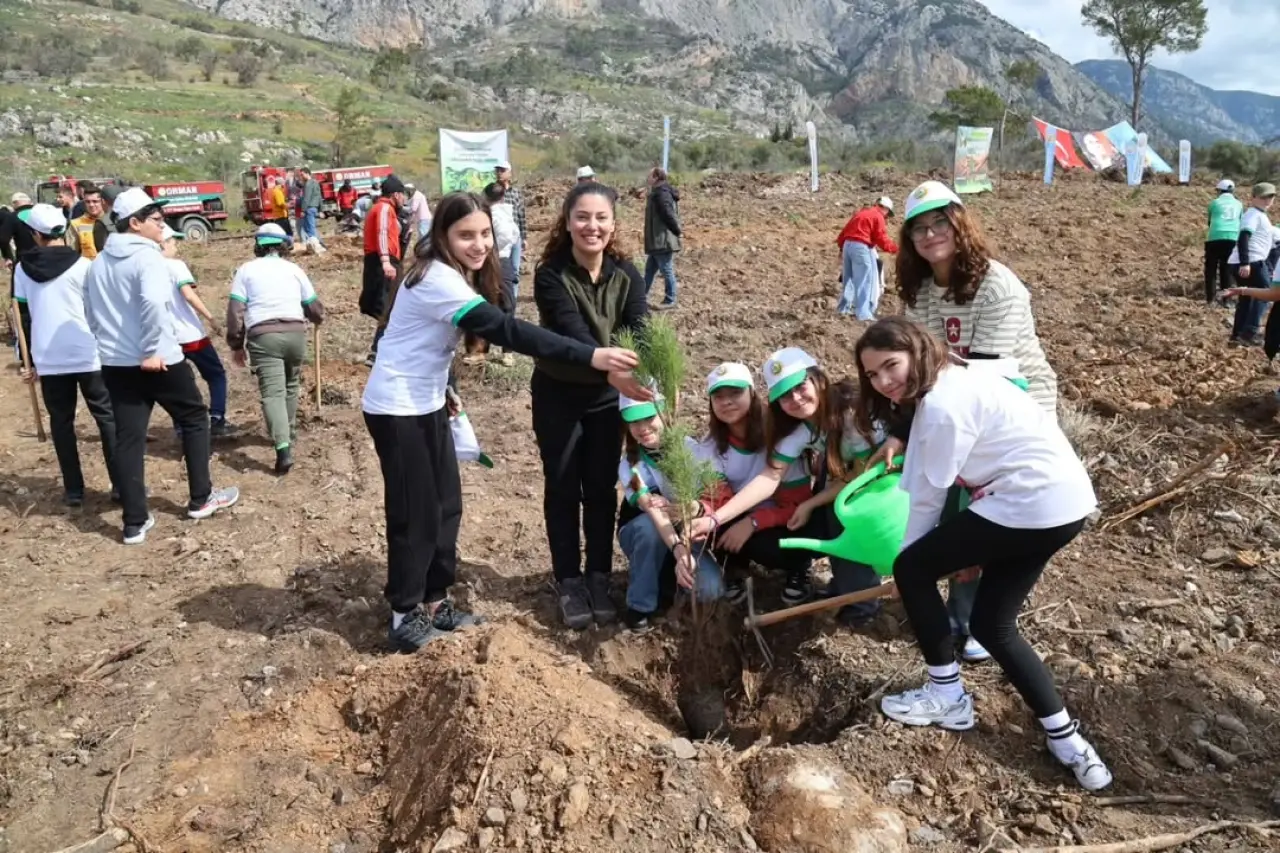 Orman Haftası kapsamında Gökova Turnalı mevkiinde fidan dikme etkinliği düzenlendi. Muğla genelinde 22 bin fidan toprakla buluşturuldu.