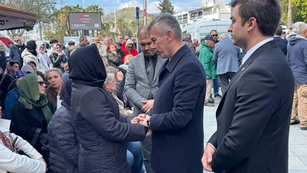 Bodrum Çarşı Mahalle Muhtarı Zerrin Muğlalı’nın eşi Ahmet Muğlalı vefat etti. Kaymakam Ali Sırmalı cenaze merasimine katılarak taziyelerini iletti.