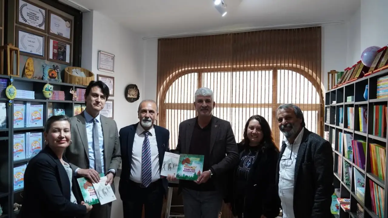 Köyceğiz Belediye Başkanı Ali Erdoğan, Kara Caretta Çocuk Kitap Kafe’nin açılışını gerçekleştirdi. Eğitime ve sanata destek tam.