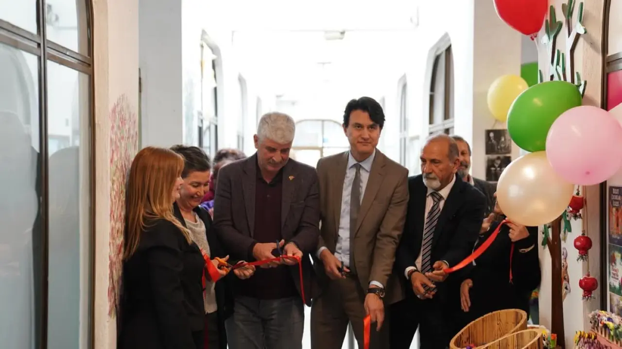 Köyceğiz Belediye Başkanı Ali Erdoğan, Kara Caretta Çocuk Kitap Kafe’nin açılışını gerçekleştirdi. Eğitime ve sanata destek tam.
