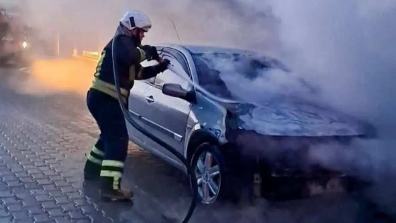 Köyceğiz Ulucami Mahallesi Denizcilik Lisesi arkasında park halindeki araç alevlere teslim oldu. İtfaiyenin müdahalesiyle söndürüldü.