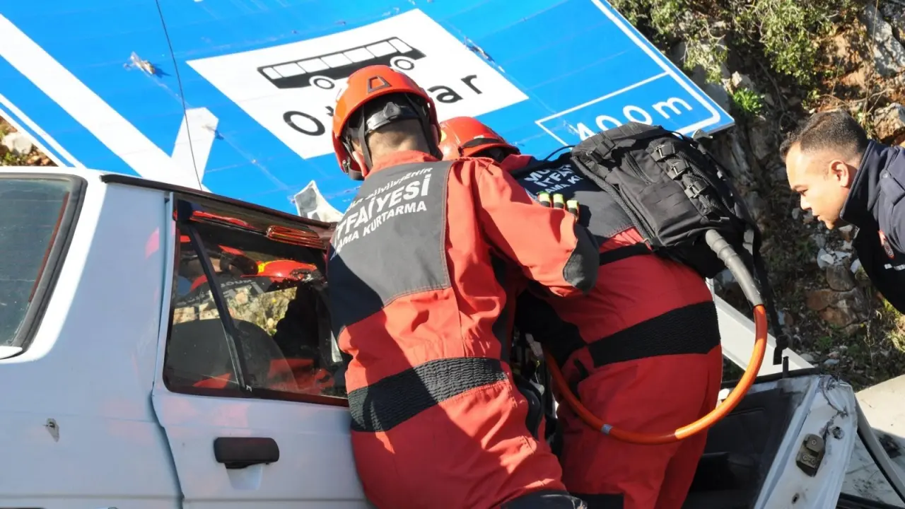 Menteşe çevre yolunda kontrolden çıkan otomobil trafik levhasına çarptı. Kazada araçta sıkışan yolcu itfaiye ekiplerince kurtarıldı.