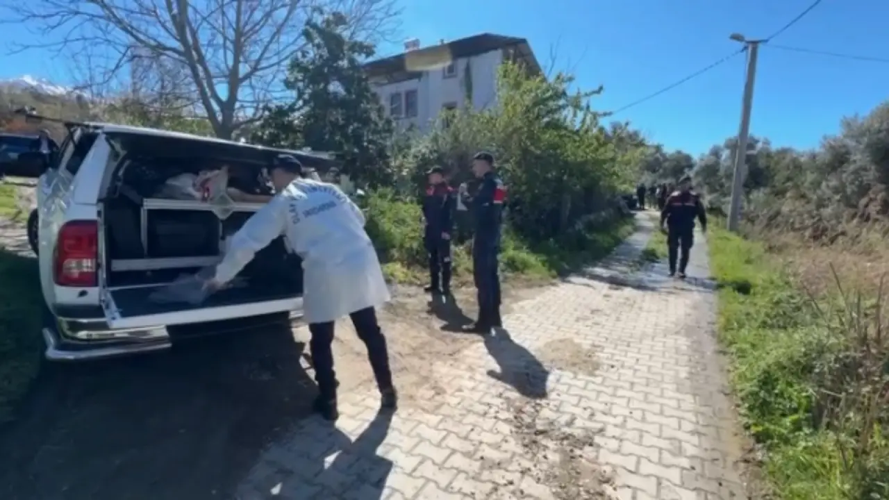 Seydikemer Güneşli Mahallesi'nde Ali E., eşi Vesile E.'yi av tüfeğiyle vurduktan sonra aynı silahla yaşamına son verdi. İnceleme sürüyor.