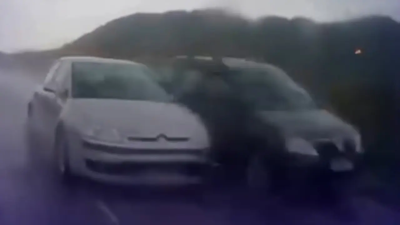 Ortaca Sarıgerme yolunda sağanak yağış altında hatalı sollama yapan otomobil, başka bir araçla çarpışarak şarampole yuvarlandı.