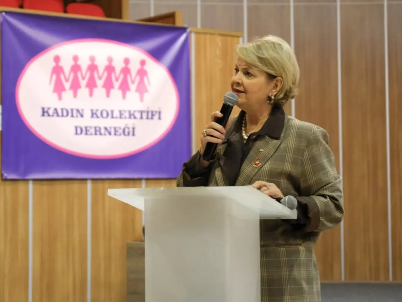 Bodrum Belediyesi destekleriyle düzenlenen "Kadın Çocuk Yoksulluğu ve Dayanışma" söyleşisinde Hacer Foggo, Dirmil Mahallesi’nde vatandaşlarla buluştu.