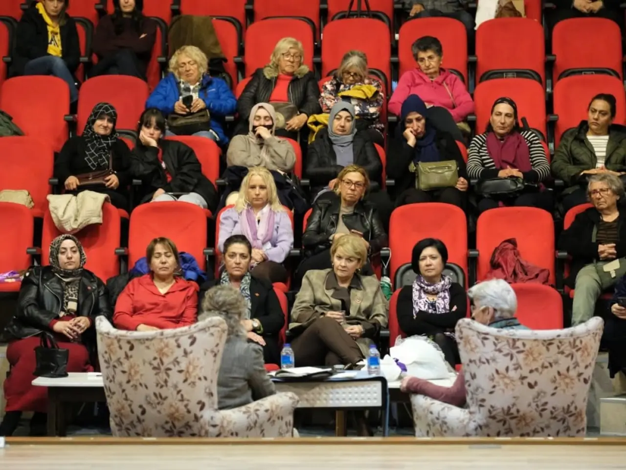 Bodrum Belediyesi destekleriyle düzenlenen "Kadın Çocuk Yoksulluğu ve Dayanışma" söyleşisinde Hacer Foggo, Dirmil Mahallesi’nde vatandaşlarla buluştu.