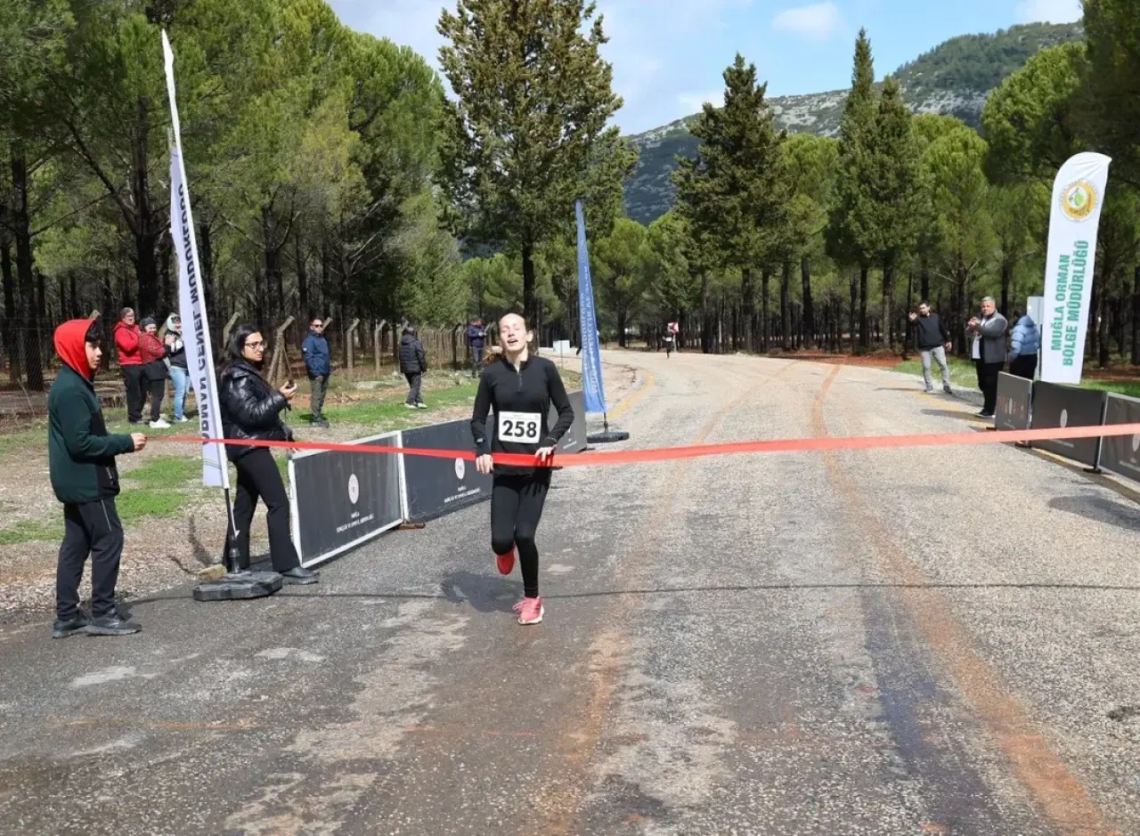 Muğla Orman Bölge Müdürlüğü tarafından Ula Gölet bölgesinde düzenlenen "Yeşil Vatan Atletizm Yarışması" 30 sporcunun katılımıyla yapıldı.