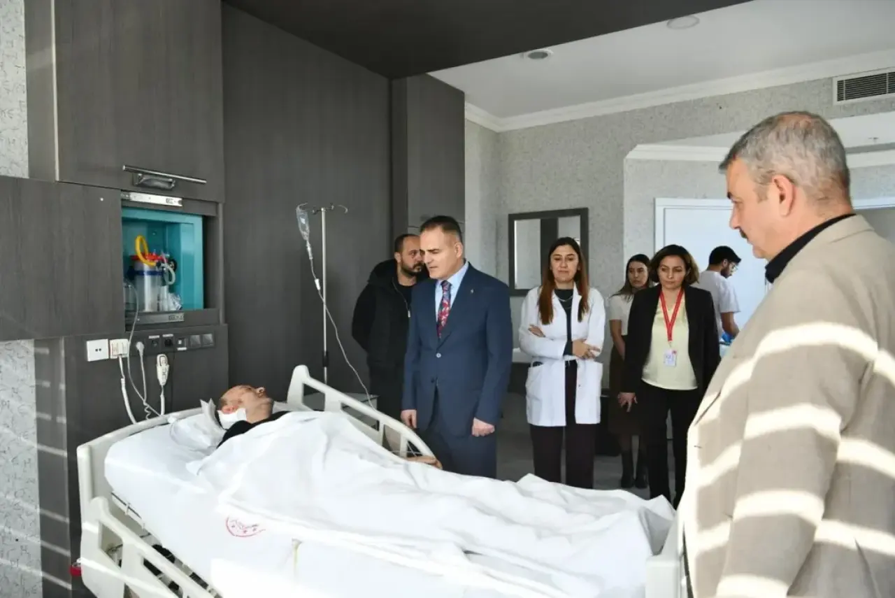 Muğla Valisi Dr. İdris Akbıyık, MSKÜ Eğitim ve Araştırma Hastanesi’nde tedavi gören vatandaşları ziyaret ederek sağlık durumları hakkında bilgi aldı.