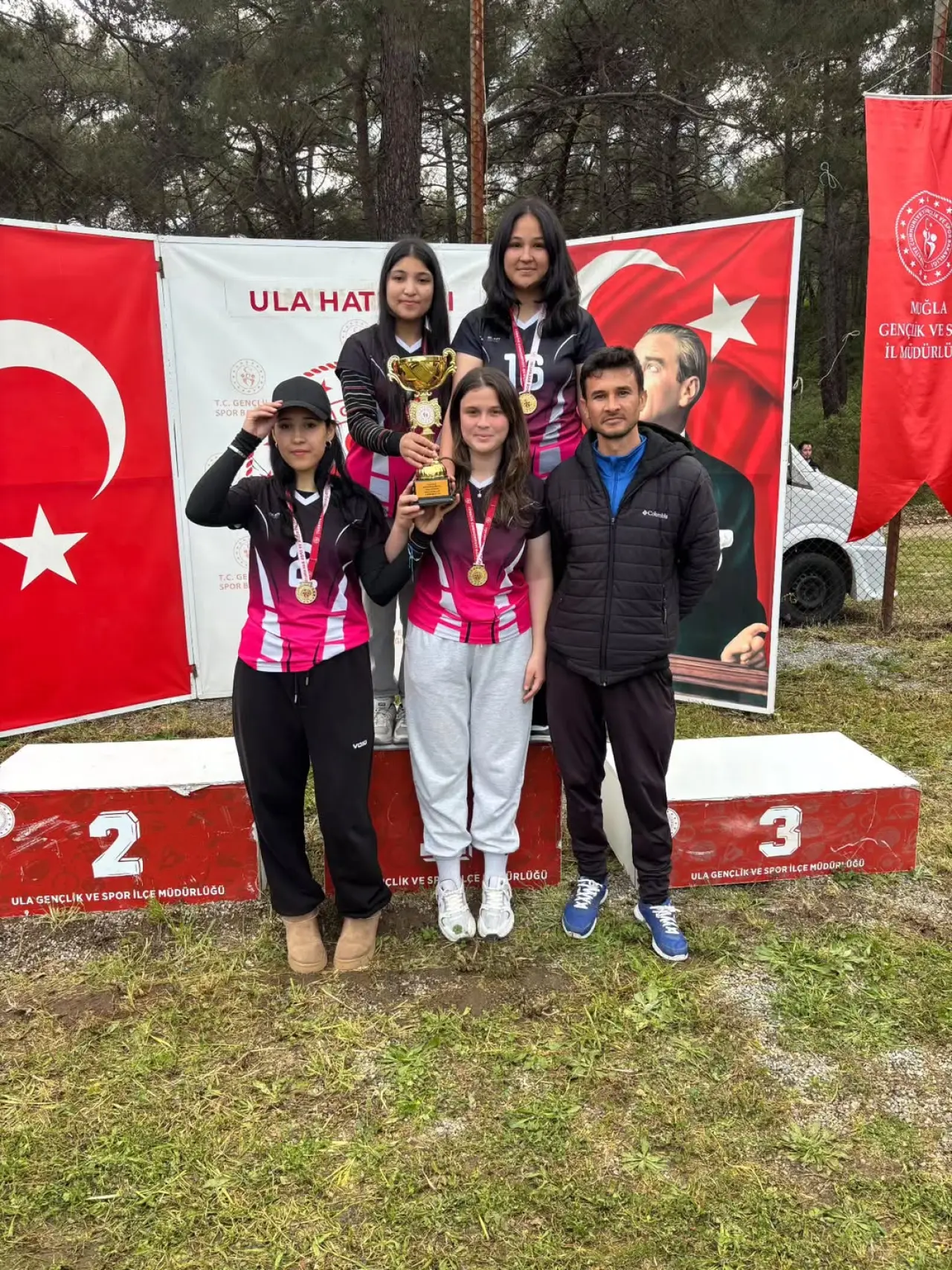 Köyceğiz Anadolu Lisesi kız Bocce takımı, il şampiyonluğunu kazanarak büyük bir başarıya imza attı. Gökhan Esen ve ekibi kupayı ilçeye getirdi.