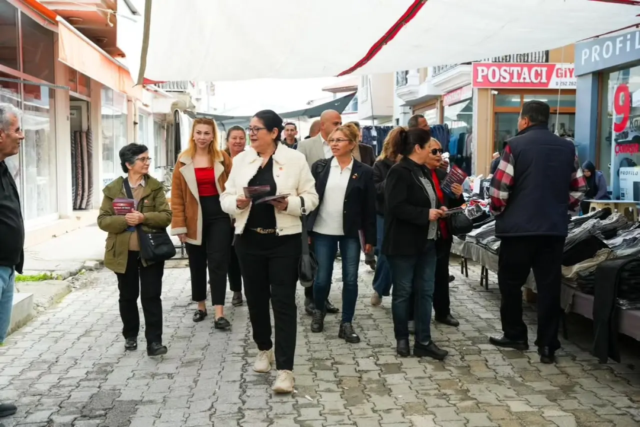 CHP Köyceğiz İlçe Başkanı Tanju Satılmış, pazar yerinde vatandaşlarla buluşarak ekonomik çöküşü ve emeklilerin geçim derdini gündeme taşıdı.
