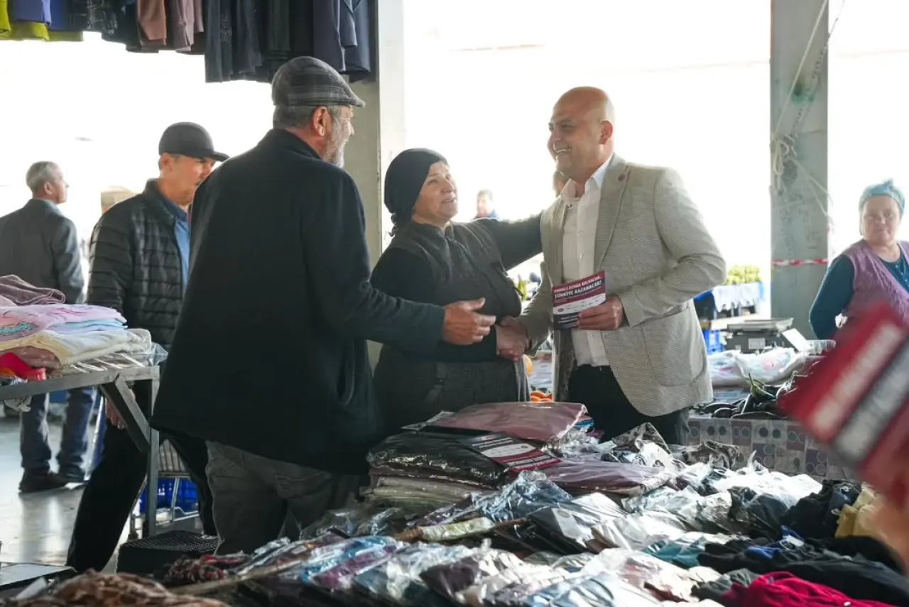 CHP Köyceğiz İlçe Başkanı Tanju Satılmış, pazar yerinde vatandaşlarla buluşarak ekonomik çöküşü ve emeklilerin geçim derdini gündeme taşıdı.