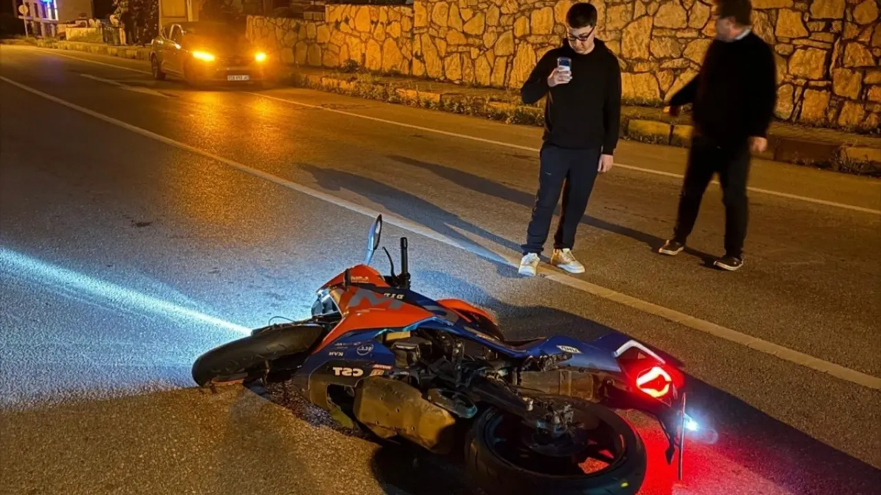 Bodrum Turgutreis yolunda motosikletiyle bariyere çarpan 25 yaşındaki Ferhat Bak, hastanede yapılan tüm müdahalelere rağmen kurtarılamadı.