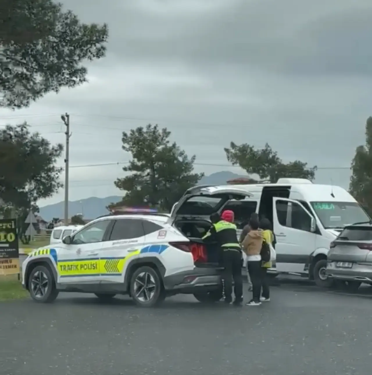 Köyceğiz Gelişim Mahallesi girişinde servis minibüsü ile jip çarpıştı. Maddi hasarın oluştuğu kazada can kaybı yaşanmaması teselli oldu.