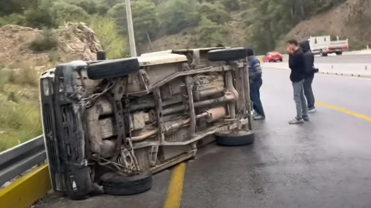 Fethiye Ölüdeniz yolunda yağış nedeniyle kontrolden çıkan kamyonetin iki araca çarpıp devrilmesi sonucu meydana gelen kazada 2 kişi yaralandı.