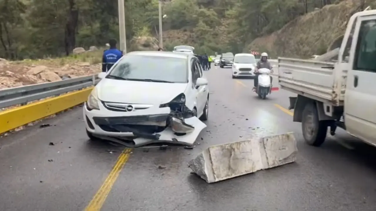 Fethiye Ölüdeniz yolunda yağış nedeniyle kontrolden çıkan kamyonetin iki araca çarpıp devrilmesi sonucu meydana gelen kazada 2 kişi yaralandı.
