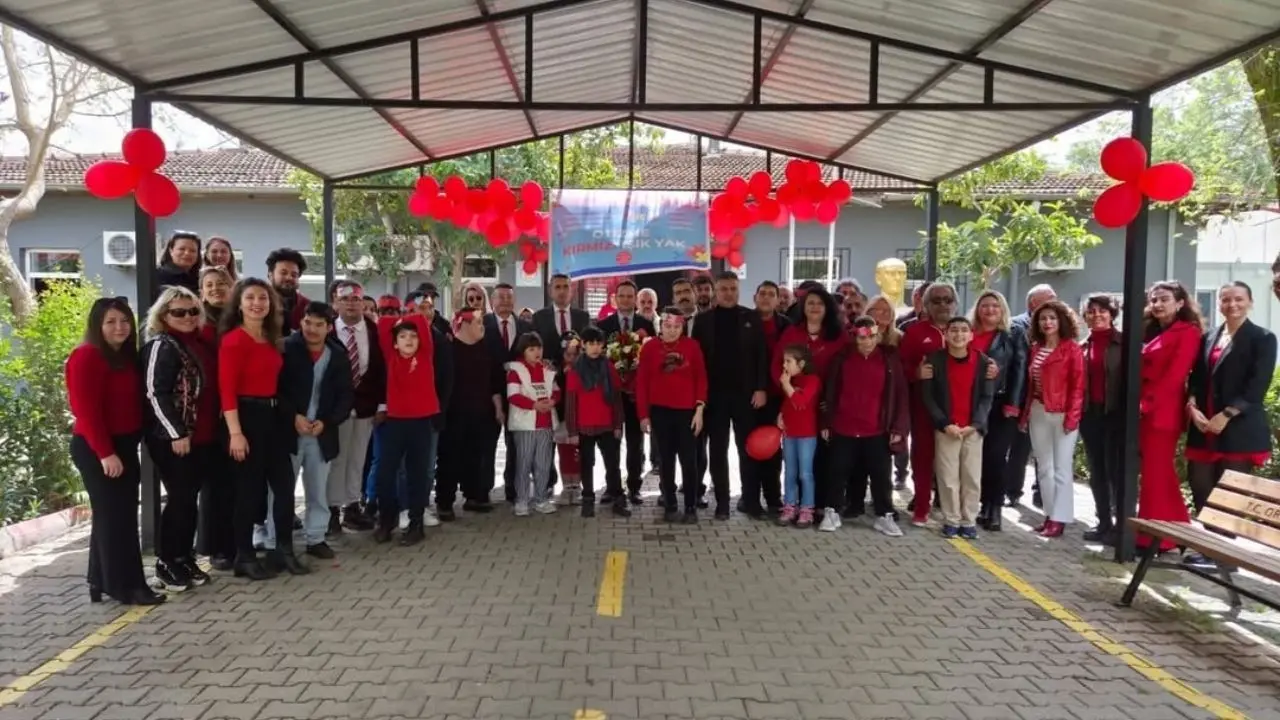 Muğla İl Millî Eğitim Müdürü Emre Çay, 2 Nisan Otizm Farkındalık Günü dolayısıyla Ortaca Özel Eğitim Uygulama Okulu’nda öğrencilerle buluştu.