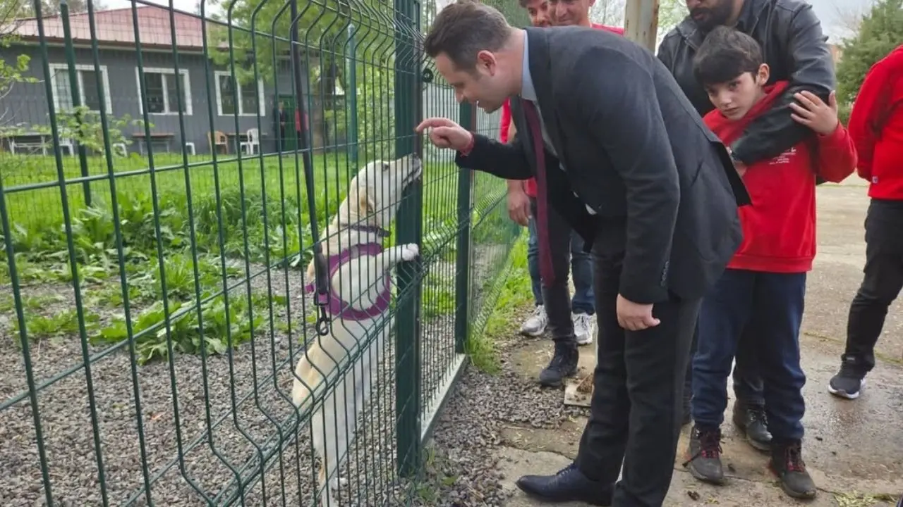 Muğla İl Millî Eğitim Müdürü Emre Çay, 2 Nisan Otizm Farkındalık Günü dolayısıyla Ortaca Özel Eğitim Uygulama Okulu’nda öğrencilerle buluştu.