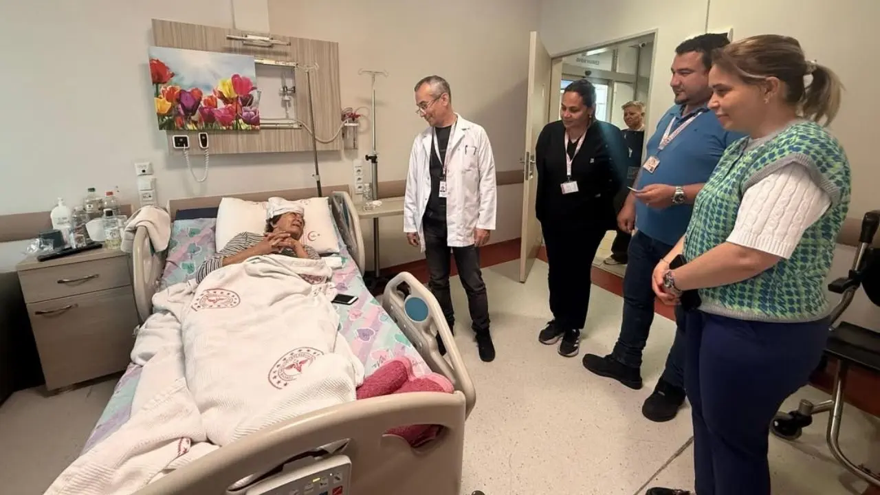 Köyceğiz Devlet Hastanesi Başhekimi Op. Dr. Süreyya Kolcuoğlu, yatan hastaları servislerinde ziyaret ederek talep ve önerilerini yerinde dinledi.