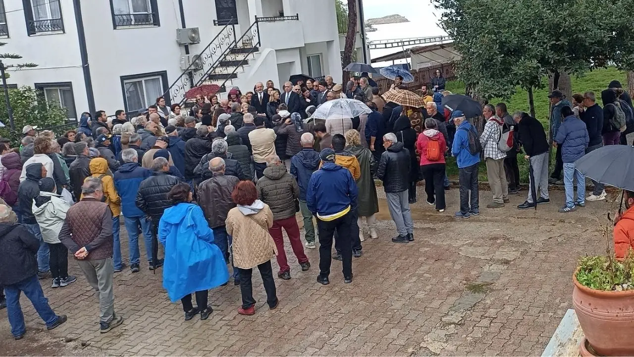 Datça İskele Mahallesi’ndeki eski hastane arazisinin özelleştirme kapsamına alınması protesto edildi. Halk alanın ranta açılmasına karşı çıkıyor.