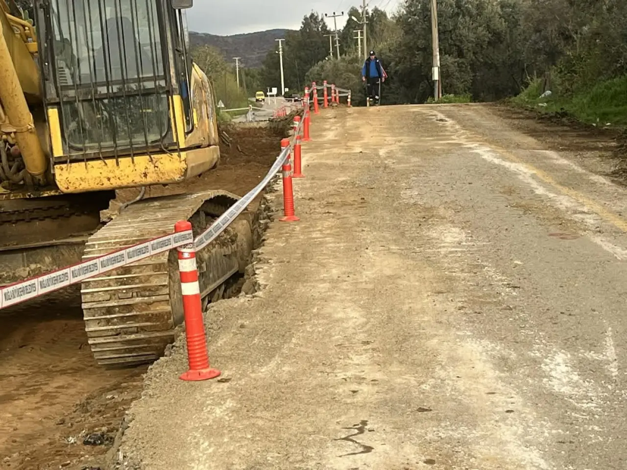 Köyceğiz Belediyesi, Akköprü, Sazak, Otmanlar ve Karaçam güzergâhında devam eden çalışmalar nedeniyle yolun tek şeride düştüğünü duyurarak sürücüleri uyardı.