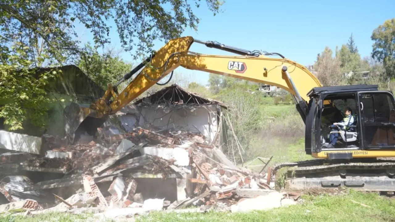Seydikemer Belediyesi, uzun yıllardır atıl durumda olan tarihi Girmeler Kaplıcası'nda dönüşüm sürecini başlattı. Başkan Akdenizli ilk yıkımı bizzat yaptı.