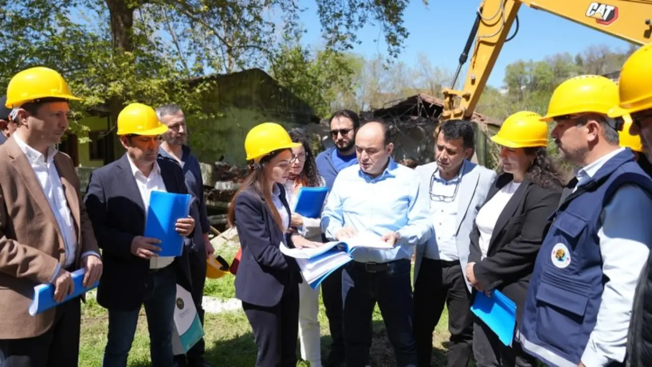 Seydikemer Belediyesi, uzun yıllardır atıl durumda olan tarihi Girmeler Kaplıcası'nda dönüşüm sürecini başlattı. Başkan Akdenizli ilk yıkımı bizzat yaptı.