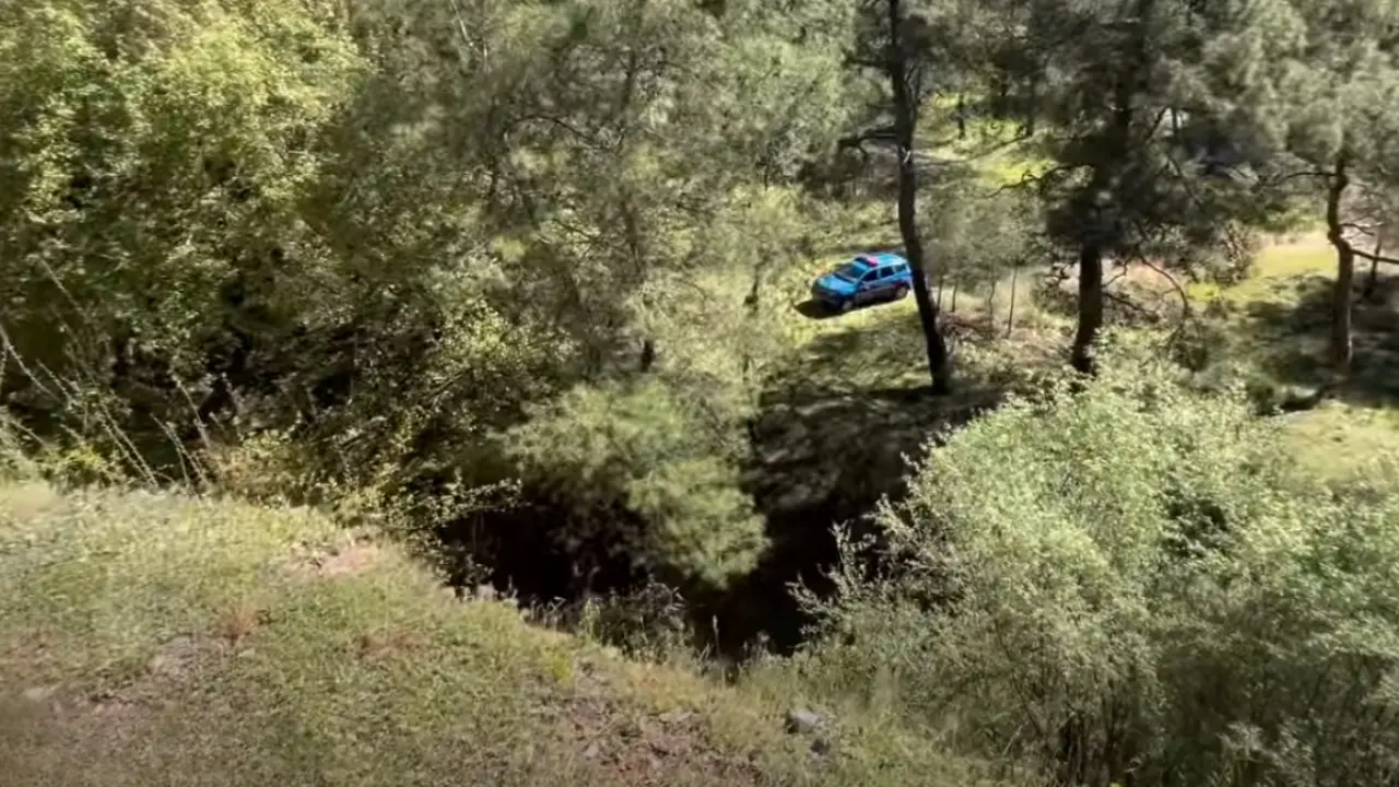 Fethiye Esenköy mevkisindeki piknik alanında topun peşinden giden 28 yaşındaki inşaat işçisi, uçurumdan düşerek hayatını kaybetti.