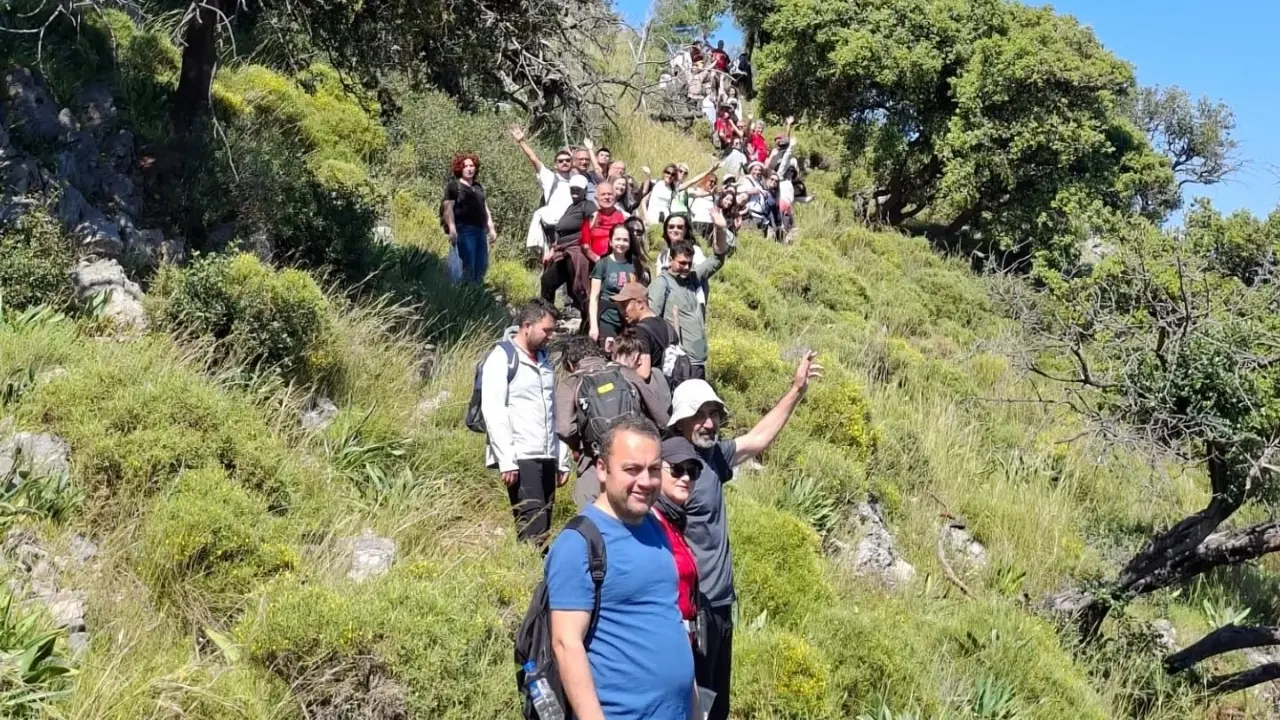 Milas Dağcılık ve Doğa Sporları Kulübü, 61 sporcunun katılımıyla Sarsala Koyu ile Kleopatra Hamamı rotasında sezonun en yoğun yürüyüşünü gerçekleştirdi.