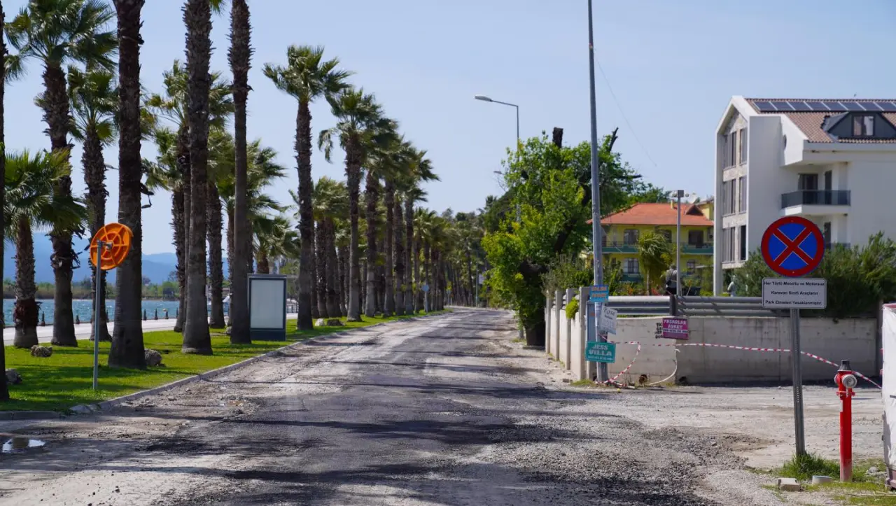 Köyceğiz Belediyesi, Ulucami Mahallesi’nde bitmek bilmeyen yol bozuklukları nedeniyle halktan özür dileyerek; teknik sorunlar ve ihale aksaklıklarını itiraf etti.