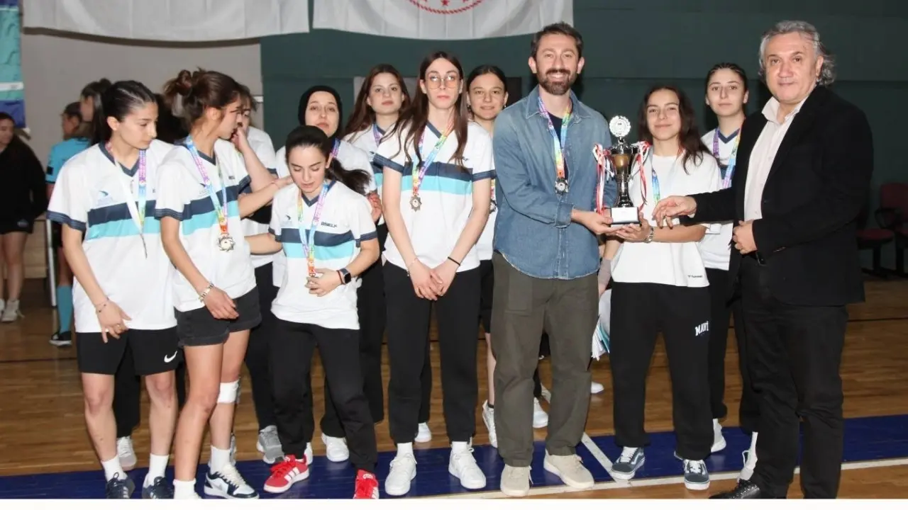Muğla Sıtkı Koçman Üniversitesi (MSKÜ) ev sahipliğinde düzenlenen ÜNİLİG Salon Futbolu Müsabakalarında şampiyon olan kadın futsal takımı Süper Lig’e yükseldi.