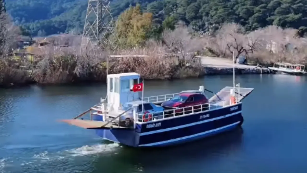 Yıllardır Köyceğiz Çandır ile Dalyan arasında köprü görevi gören emektar feribot, iki saatlik kara yolunu sadece 50 saniyeye düşürerek ulaşımı kolaylaştırıyor.