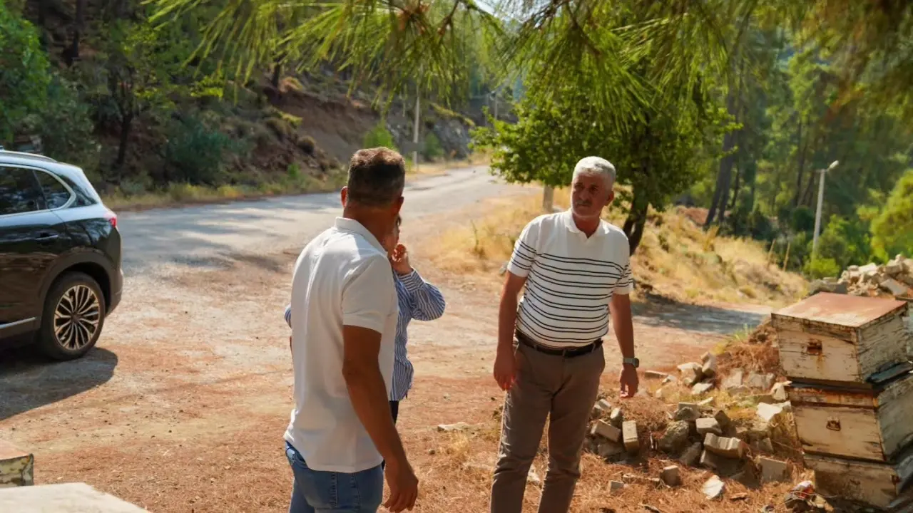 Köyceğiz Belediye Başkanı Ali Erdoğan, Balcılar Mahallesi'nde tamamlanan projeleri Fen İşleri Müdürü ve muhtar ile yerinde denetledi.