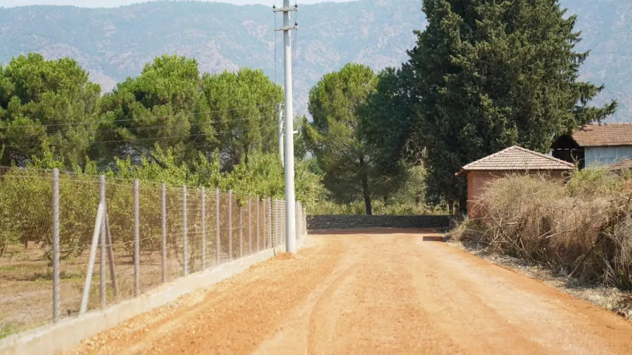 Köyceğiz Belediyesi ve Muğla Büyükşehir Belediyesi iş birliğiyle Toparlar Mahallesi Türbe Mezarlığı mevkisinde asfaltlama başladı.
