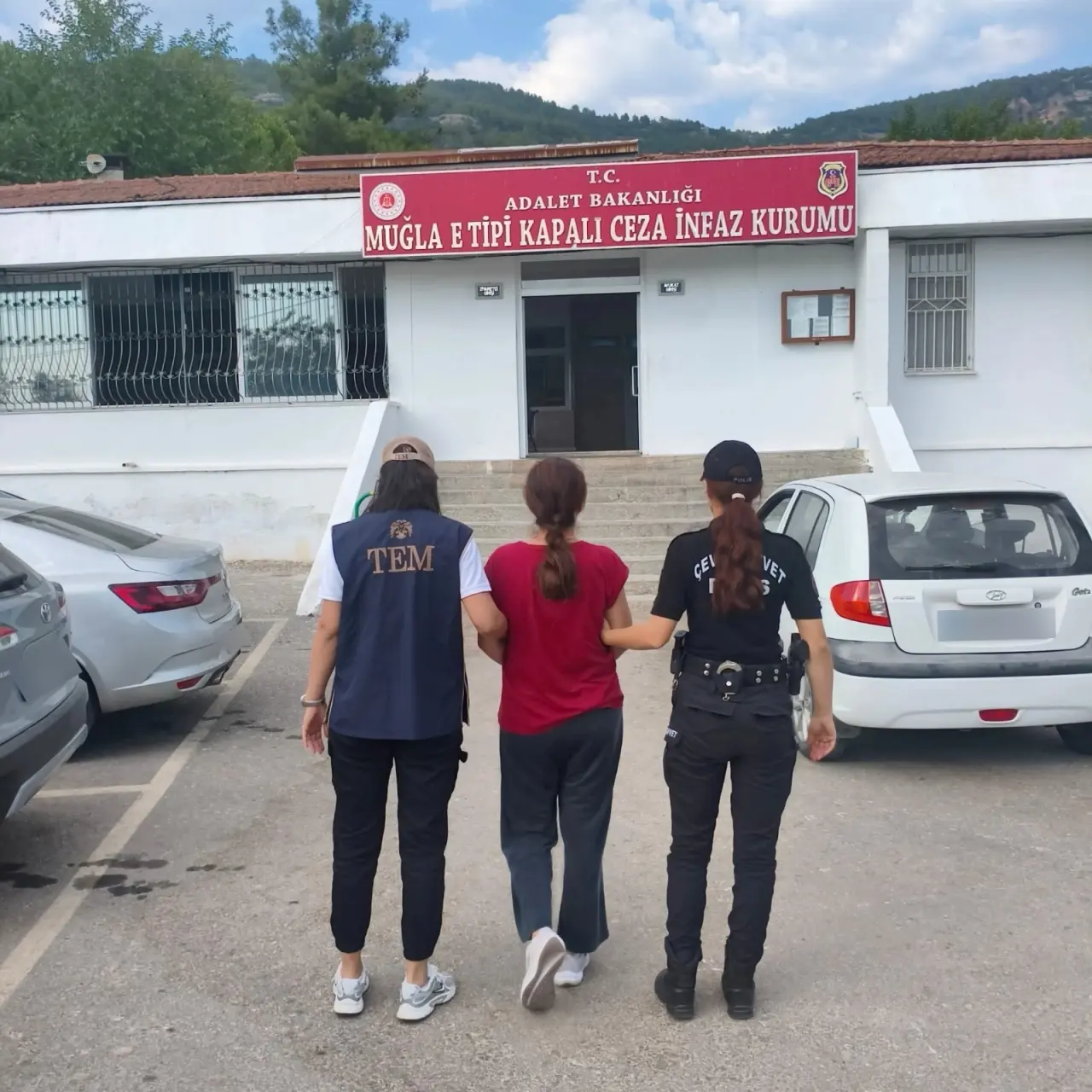 Cumhurbaşkanına suikast girişiminde bulunan firari Burkay Karatepe'ye e-posta ile yardım eden ablası Menteşe'de tutuklandı.