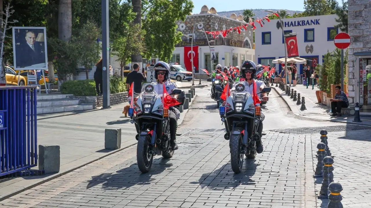 Bodrum Belediye Meydanı’nda düzenlenen çelenk sunma töreniyle 30 Ağustos coşkusu başladı. Kutlamalar fener alayı ve konserler ile sürecek.