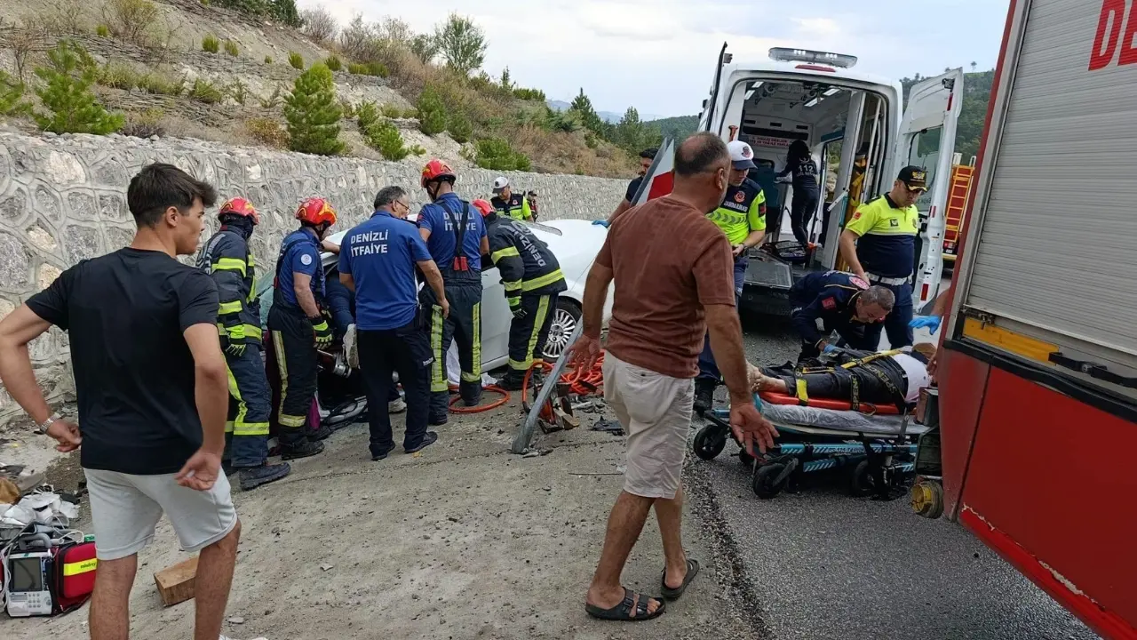 Denizli'nin Çameli - Acıpayam karayolu Aliveren Mahallesi mevkisinde iki araç kafa kafaya çarpıştı. Feci kazada 2 kişi yaşamını yitirdi.