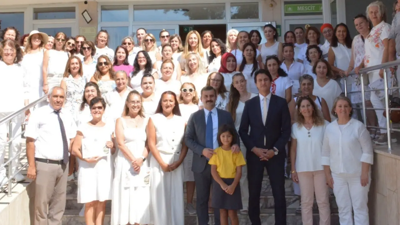 Köyceğiz Kaymakamı Mert Kumcu, İlçe Milli Eğitim Müdürü Taner Şen ile birlikte ilçeyi temsil eden Kadın Halk Oyunları Topluluğu ve usta öğretici Serden Mutluşahinoğlu’na belge verdi.